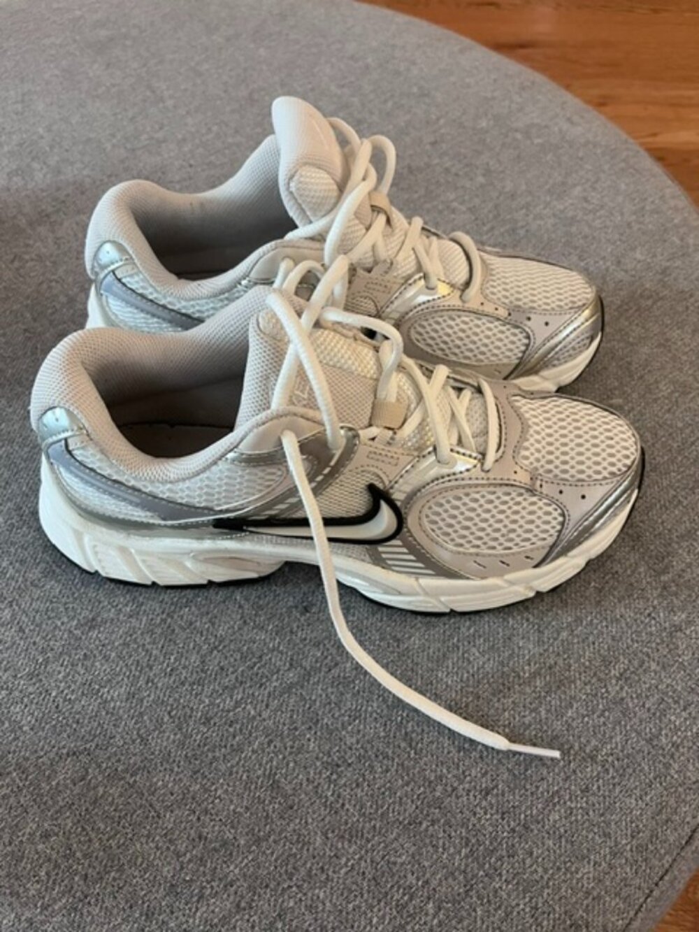 Nike Women’s V5 RNR sneakers/running shoes size 8.5